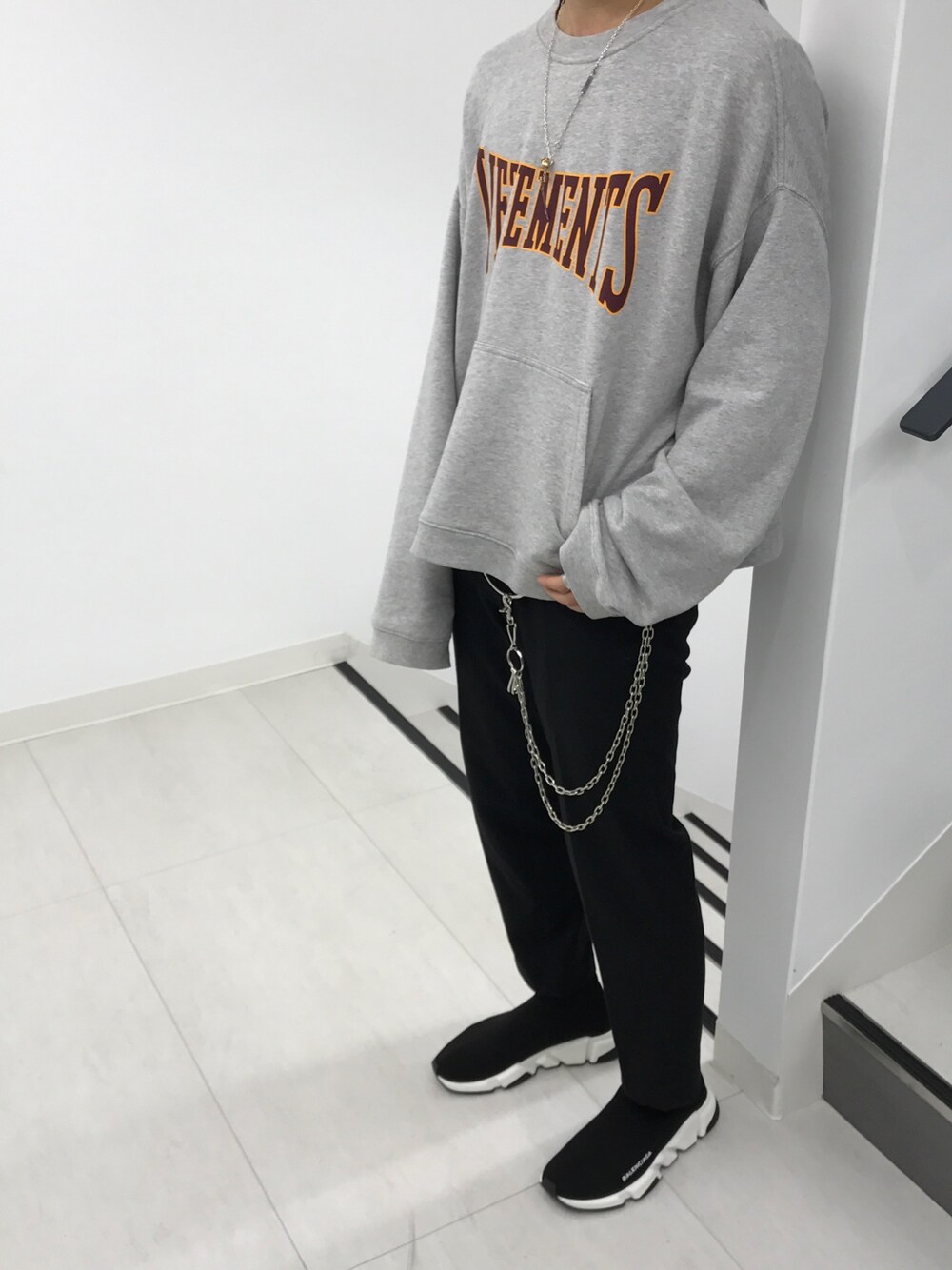 「vetements、シンプルコーデ、UNIQLO、BALENCIAGA、AMBUSH、outfit、simple、autumn」｜「VETEMENTSのアイテム（パーカー、グレー系）」を使った、YUKIさん（メンズ・165cm）の秋コーディネートの1枚目の写真