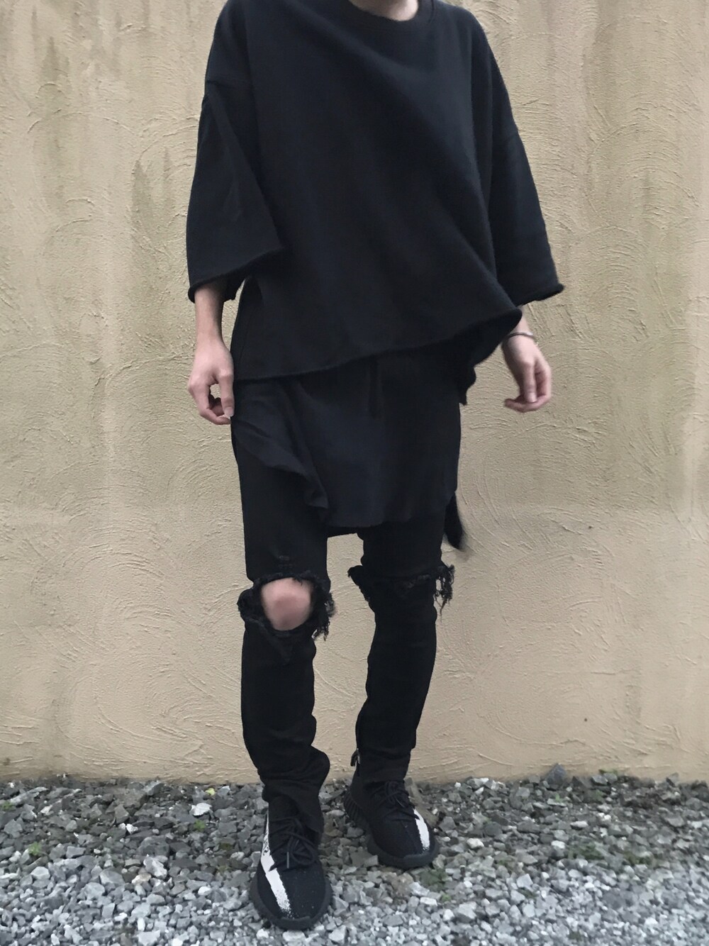 「シンプル、fear of god、mnml、yeezyboost350V2、outfit、ootd、simple、black」｜「Fear of God Los Angelesのアイテム（Tシャツ/カットソー、ブラック系）」を使った、YUKIさん（メンズ・165cm）の秋コーディネートの1枚目の写真