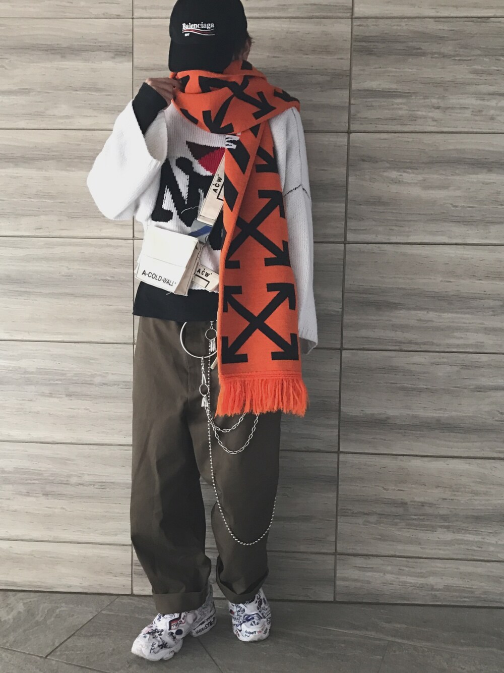「はるコーデ、simple、outfit、ootd、オレンジ、RAF SIMONS、BALENCIAGA、vetements、off white」｜「BALENCIAGAのアイテム（キャップ、ブラック系）」を使った、YUKIさん（メンズ・165cm）の春コーディネートの1枚目の写真