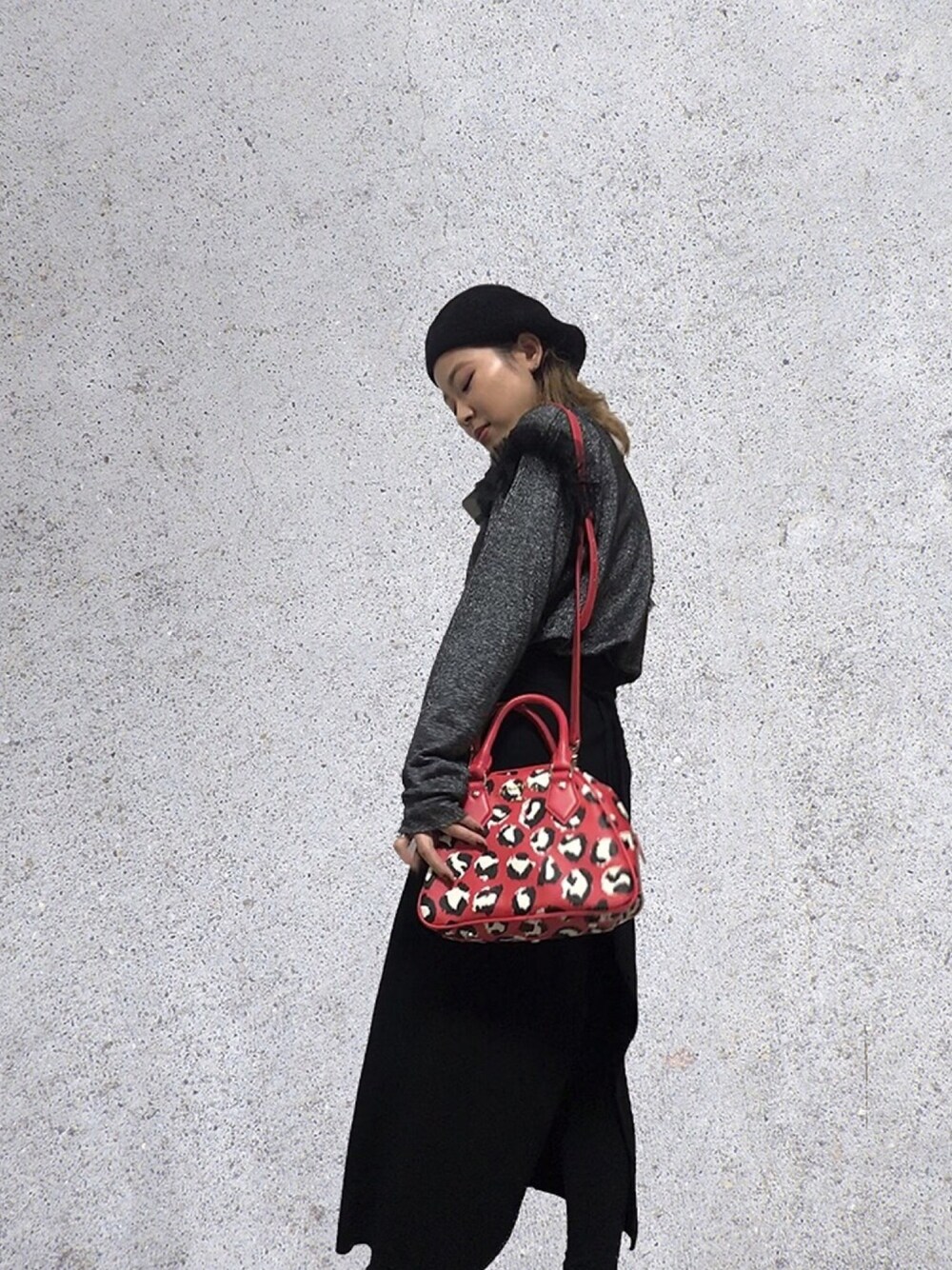 シルバー系のTシャツ/カットソー、レッド系のハンドバッグ、ブラック系のスカートを着用したレディースの秋コーディネートの1枚目の写真