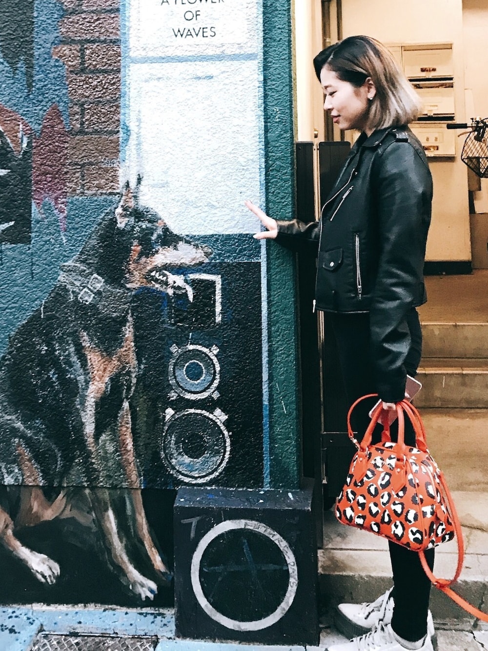 ブラック系のライダースジャケット、シルバー系のTシャツ/カットソー、ブラック系のその他パンツを着用したレディースの秋コーディネートの1枚目の写真