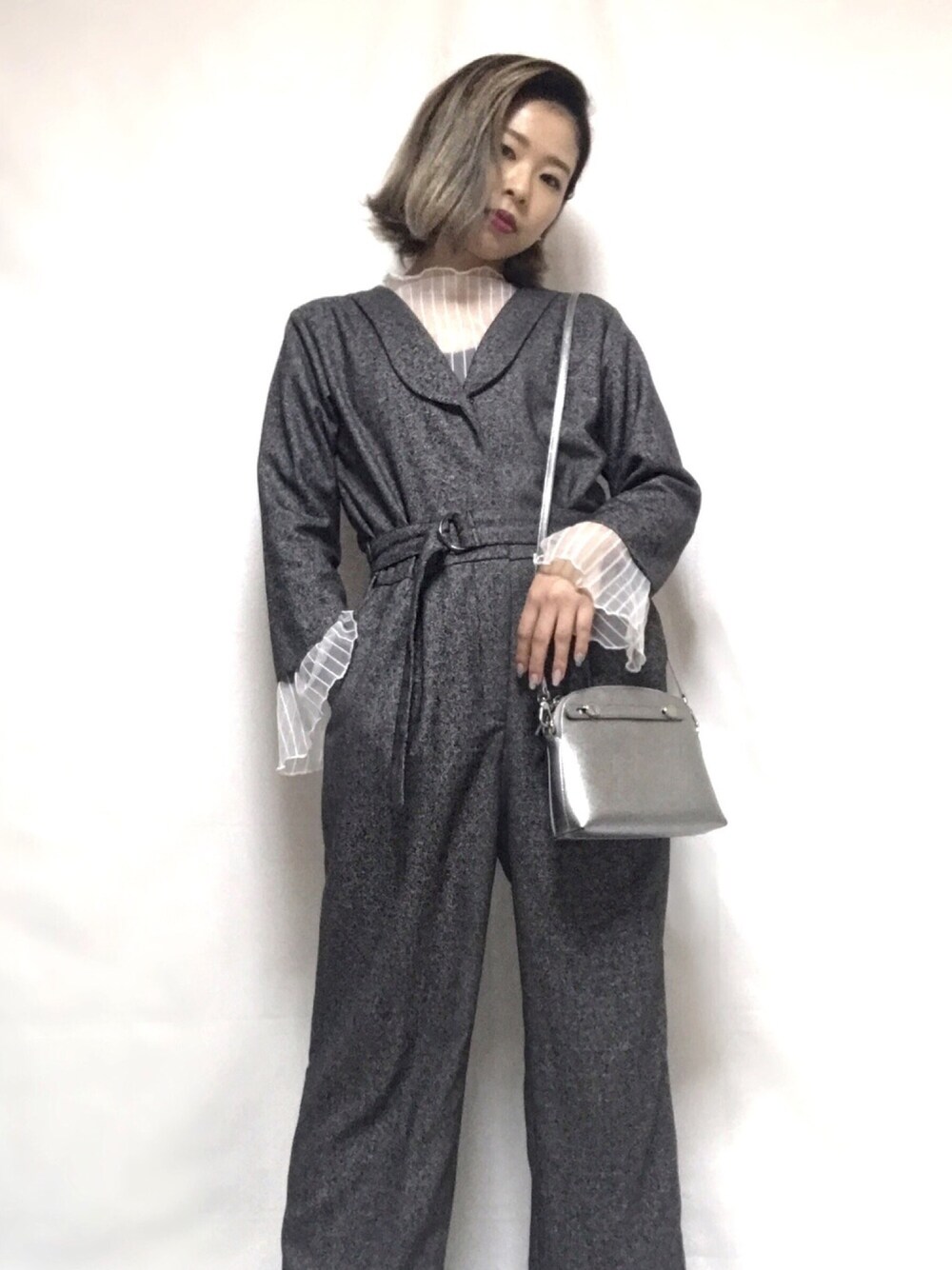 「秋のコーデ、オールインワン、つなぎ、シースルー、大人カジュアル、おでかけ、大人コーデ、outfit、シルバーバッグ、休日コーデ」｜「STYLENANDAのアイテム（トップス、ホワイト系）」を使った、NAOさん（レディース・157cm）の秋コーディネートの1枚目の写真