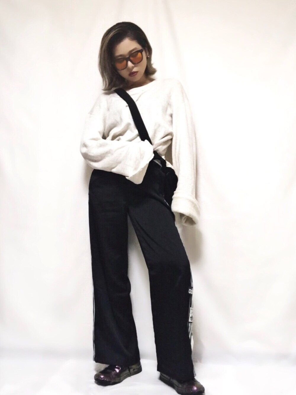 「カジュアル、ゆるコーデ、楽チンコーデ、ジャージ、スニーカー、converse、ラフ、メンズライク、handmade、スポーツミックス」｜「adidas Originalsのadidas originals/アディダスオリジナルス/ADIBREAK PANTS（その他パンツ、ブラック系）」を使った、NAOさん（レディース・157cm）の秋コーディネートの1枚目の写真