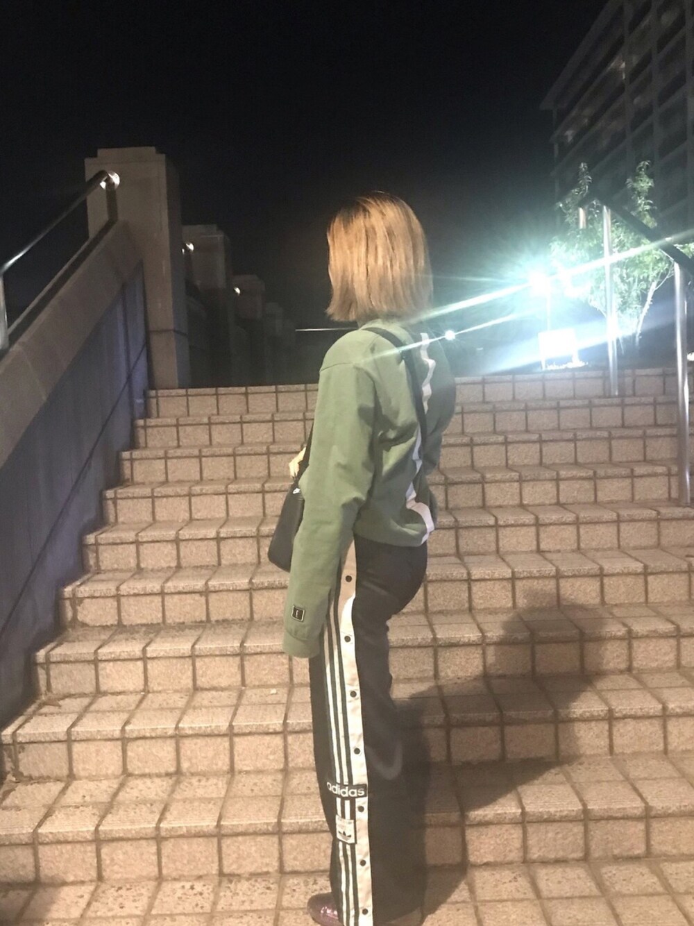 ブラック系のその他パンツ、グリーン系のTシャツ/カットソー、ブラック系のショルダーバッグを着用したレディースの秋コーディネートの1枚目の写真