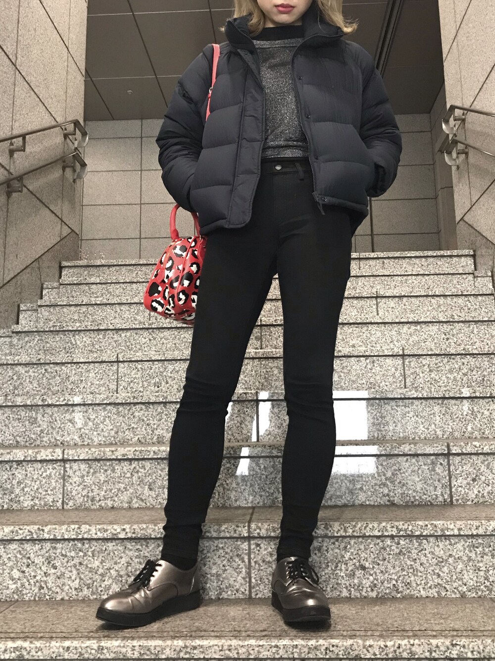 「ootd、カジュアルコーデ、シンプルコーデ、デニムパンツ、スキニーデニム、あけましておめでとうございます！、メタリックシューズ、winter、ダウンジャケット、ブラックコーデ」｜「zuikiのアイテム（Tシャツ/カットソー、シルバー系）」を使った、NAOさん（レディース・157cm）の冬コーディネートの1枚目の写真