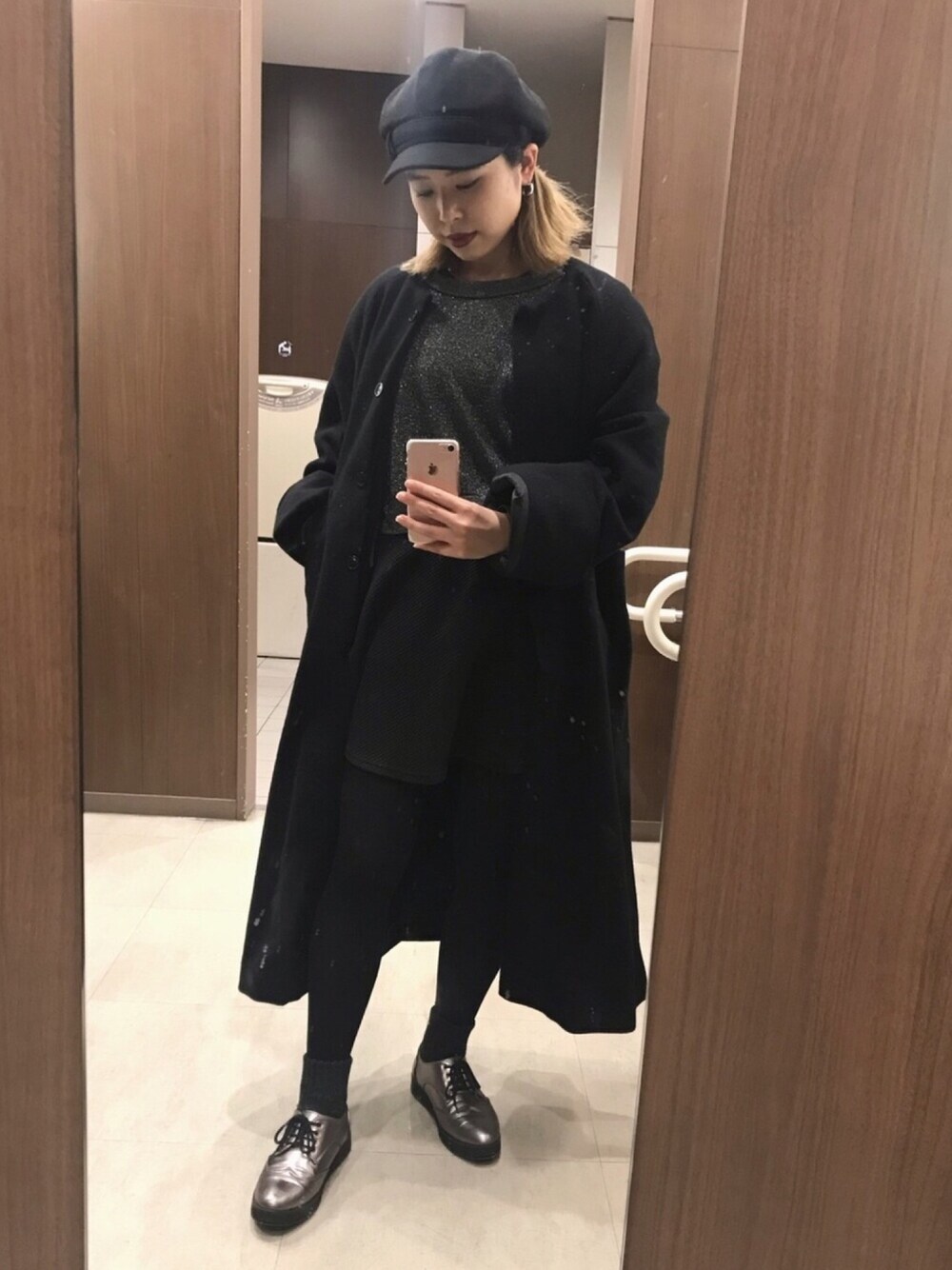 「ワンピース、キャスケット、ブラックコーデ、ロングコート、ソックス、ワントーンコーデ、メタリック、black、dress、初売りセールで買いました2019」｜「Handmadeのアイテム（ジャケット/アウター、ブラック系）」を使った、NAOさん（レディース・157cm）の冬コーディネートの1枚目の写真