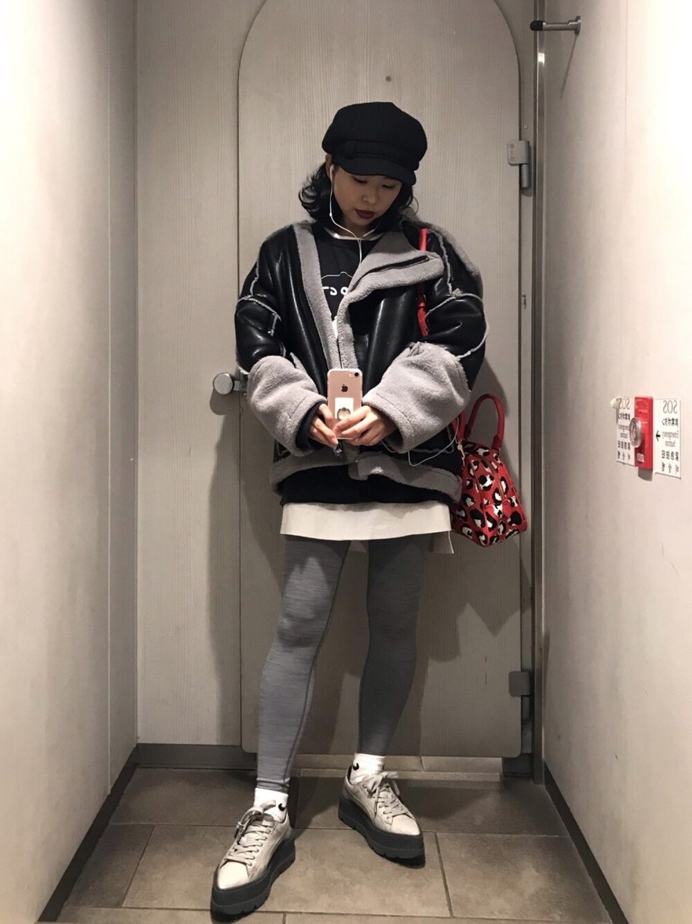 グレー系のスニーカー、ホワイト系のワンピース、ブラック系のスウェットを着用したレディースの春コーディネートの1枚目の写真