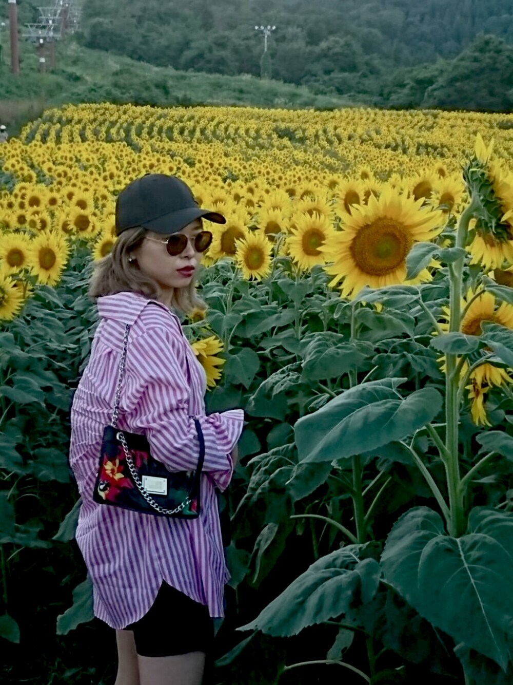 「ひまわり畑、handmade、サングラス、キャップ、CAP、カジュアルコーデ、パンツスタイル、夏コーデ、summer、休日スタイル」｜「MOSCHINOのアイテム（ハンドバッグ、レッド系）」を使った、NAOさん（レディース・157cm）の夏コーディネートの1枚目の写真