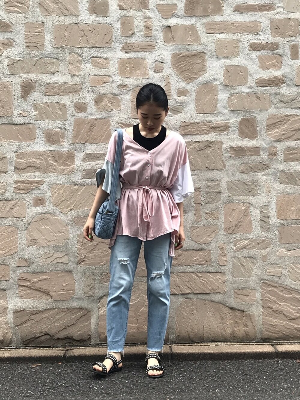 「ピンク、デニムパンツ、デニム、カジュアル、ラクチンコーデ、ラフ、低身長、大人ガーリー、ゆるコーデ、サンダル」｜「psgbのアイテム（シャツ/ブラウス、ピンク系）」を使った、NAOさん（レディース・157cm）の夏コーディネートの1枚目の写真