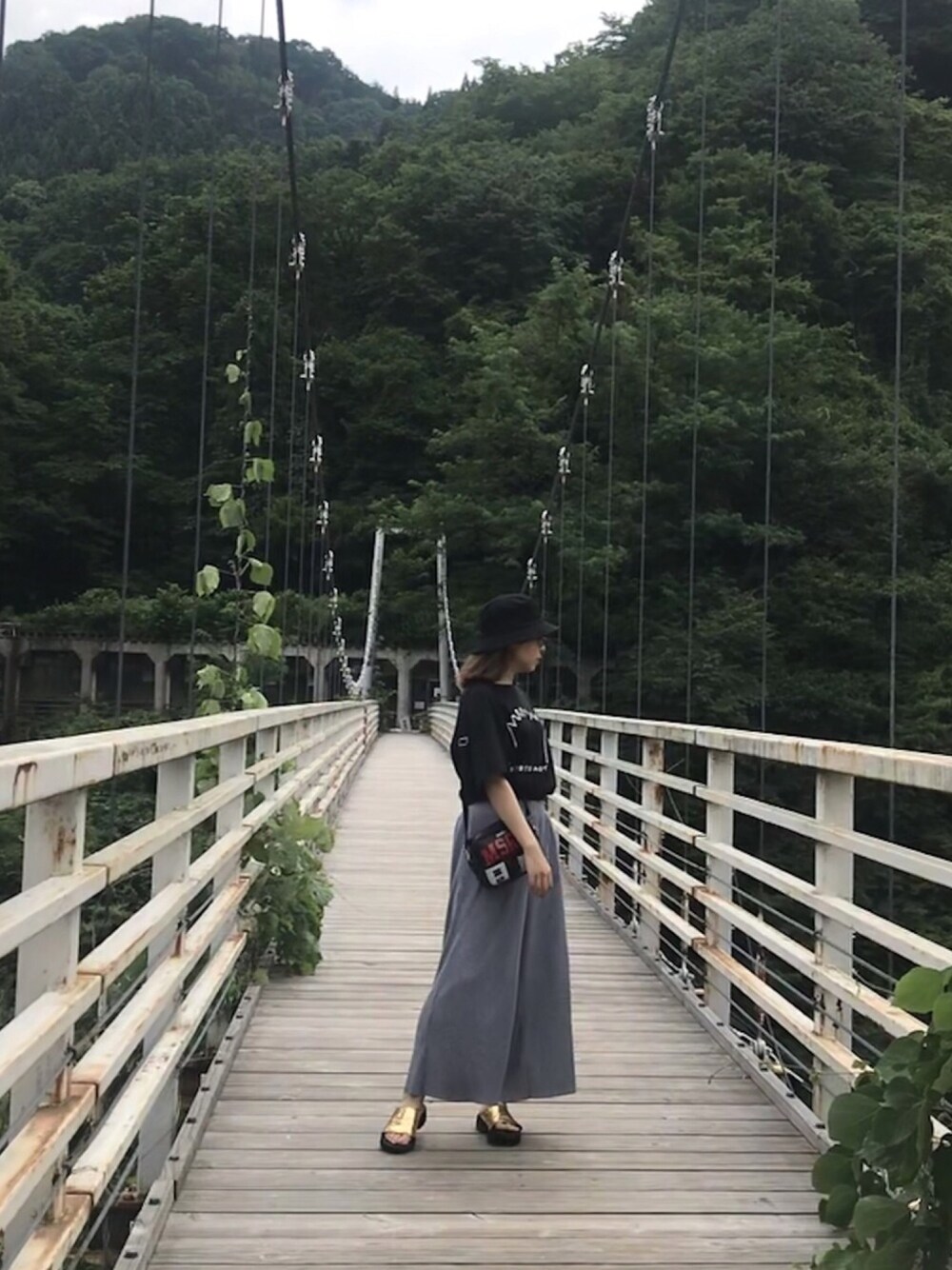 「旅行コーデ、ラフスタイル、休日スタイル、シンプルコーデ、バケットハット、UNIQLO、サンダル、UT、旅行、ショルダーバッグ」｜「Reebokの【国内Exclusive】＜Reebok（リーボック）＞∴FURY SLIDE EX フューリースライダーサンダル ◆（サンダル、シルバー系）」を使った、NAOさん（レディース・157cm）の夏コーディネートの1枚目の写真