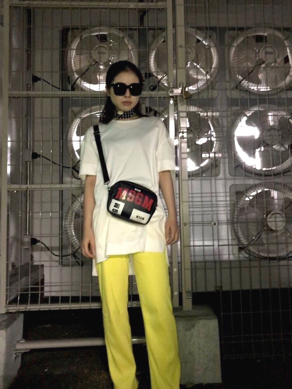 「リブパンツ、リブニット、スカーフ、大人カジュアル、ラフ、ショルダーバッグ、MSGM、yellow、白Tシャツ、シンプル」｜「PRIVATE LABELのアイテム（バンダナ/スカーフ、ブルー系）」を使った、NAOさん（レディース・157cm）の秋コーディネートの1枚目の写真