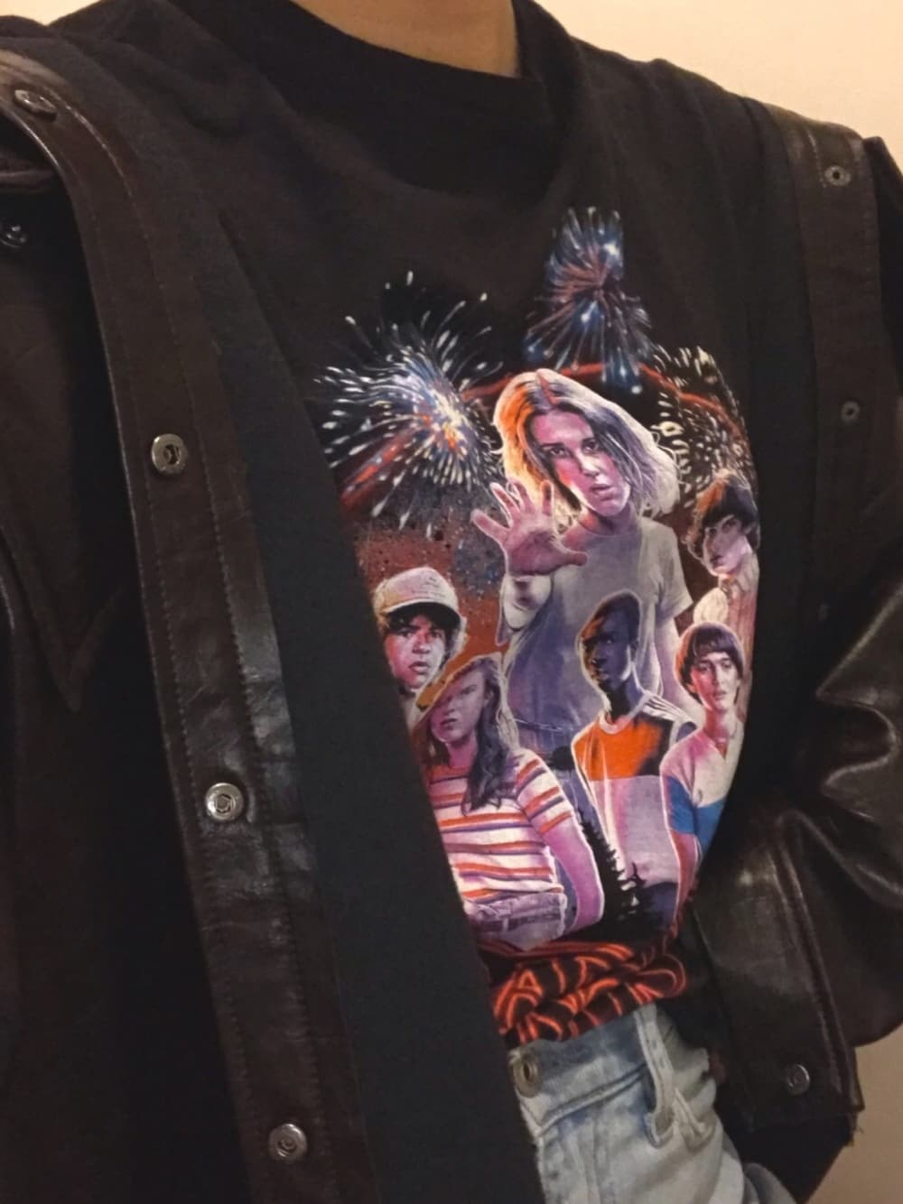 「stranger things、target、vintage、デニム、denim、Tshirts、ティーシャツ、ブラウン、BROWN、大人カジュアル」｜「URBAN OUTFITTERSのアイテム（ジャケット/アウター、ブラウン系）」を使った、NAOさん（レディース・157cm）の夏コーディネートの1枚目の写真