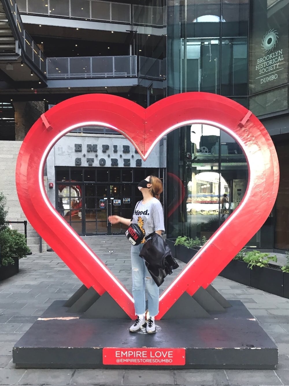 「シンプルコーデ、楽チンコーデ、ラフコーデ、キャラT、グレー、ボーイフレンドデニム、Boyfriend Jeans、ジーンズ、スニーカー、NYC」｜「MSGMのアイテム（ショルダーバッグ、ブラック系）」を使った、NAOさん（レディース・157cm）の夏コーディネートの1枚目の写真