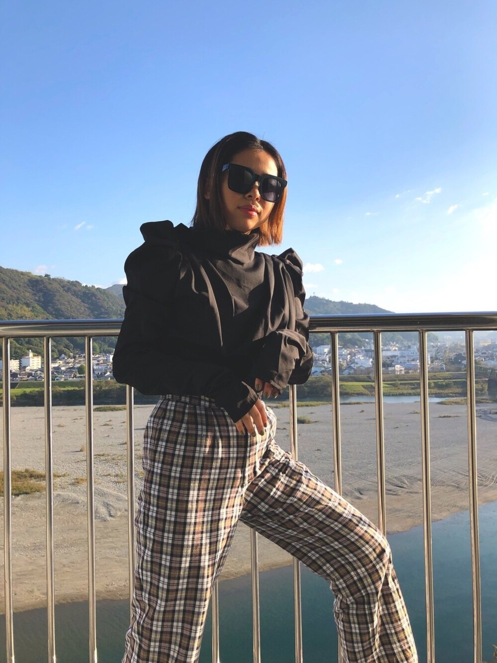 「秋冬コーデ、パフスリーブ、秋服、ボリューム袖、ブラックコーデ、チェックパンツ、スラックス、チェック、スニーカー、大人カジュアル」｜「STYLENANDAのアイテム（シャツ/ブラウス、ブラック系）」を使った、NAOさん（レディース・157cm）の秋コーディネートの1枚目の写真