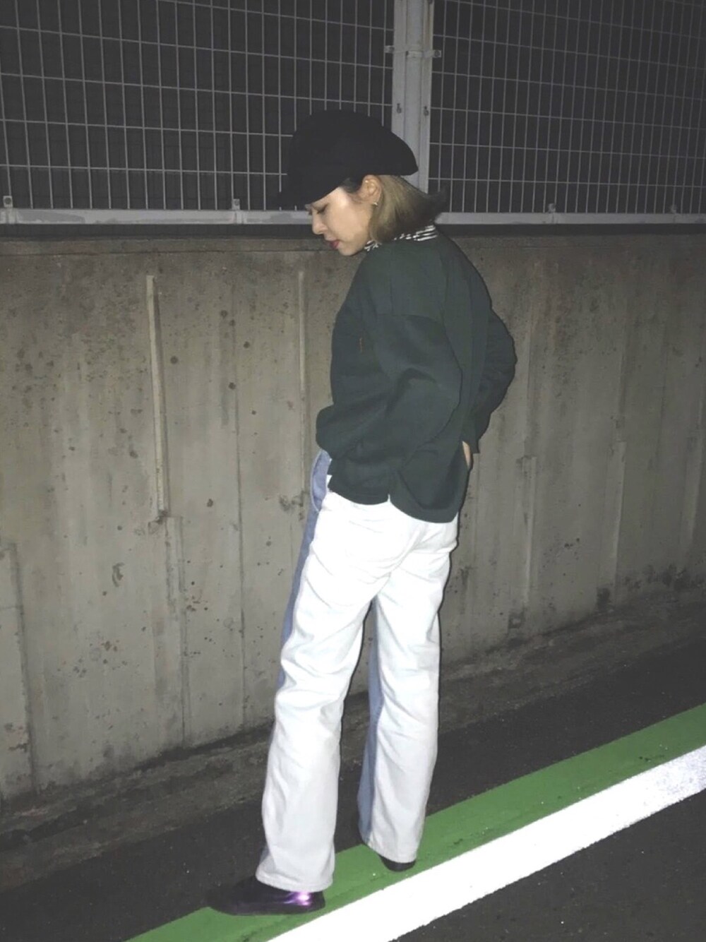 「カジュアルコーデ、パンツスタイル、ゆるコーデ、レイヤードスタイル、converse、キャスケット、バイカラー、デニムパンツ、ジーンズ、カジュアル」｜「CONVERSEのアイテム（スニーカー、パープル系）」を使った、NAOさん（レディース・157cm）の冬コーディネートの1枚目の写真