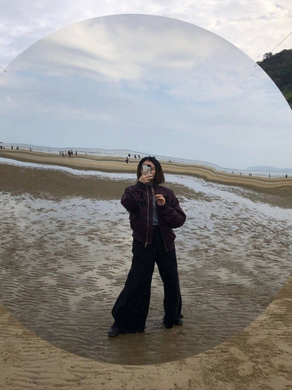 「海、オトナ女子、オトナカジュアル、冬コーデ、ビッグシルエット、ootd、ワイドパンツ、秋コーデ、メンズライク、ブラック」｜「VERSUSのVersus - 刺繍パッチ ボンバージャケット - women - アセテート/ポリアミド/ポリエステル - 42（スタジャン、パープル系）」を使った、NAOさん（レディース・157cm）の秋コーディネートの1枚目の写真