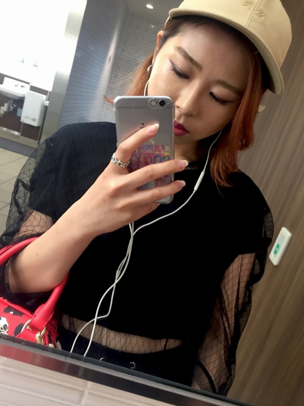 ブラック系のその他トップス、ブラック系のTシャツ/カットソー、レッド系のハンドバッグを着用したレディースの夏コーディネートの1枚目の写真