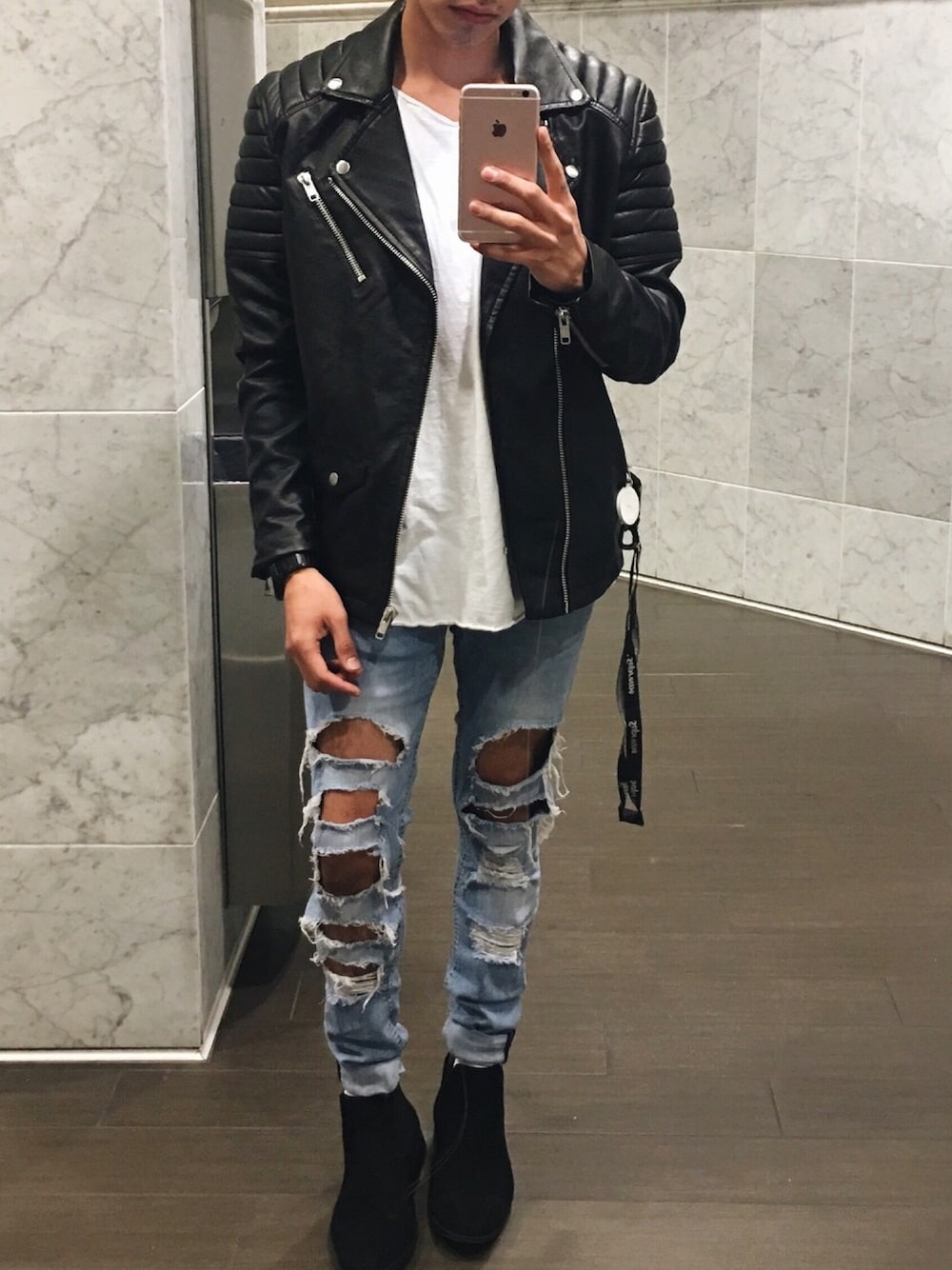「ripped jeans、leather jacket、Chelsea boots、ootd」｜「H&Mのアイテム（テーラードジャケット、ブラック系）」を使った、erickledesmaさん（メンズ・168cm）の冬コーディネートの1枚目の写真