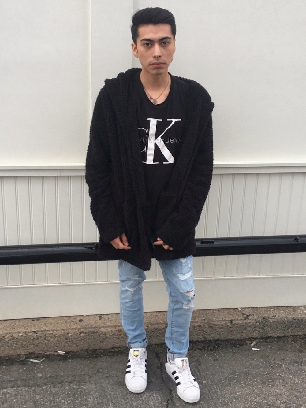 「faux fur、ripped jeans、adidas、H&M」｜「Calvin Kleinのアイテム（Tシャツ/カットソー、ブラック系）」を使った、erickledesmaさん（メンズ・168cm）の冬コーディネートの1枚目の写真