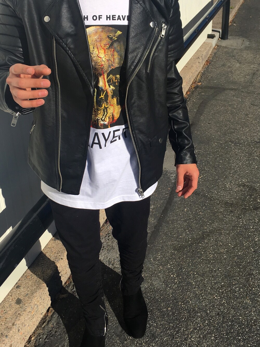 「supreme、slayer、band tee、H&M、Chelsea boots、street style、ootd」｜「Supreme のアイテム（Tシャツ/カットソー、ホワイト系）」を使った、erickledesmaさん（メンズ・168cm）の冬コーディネートの1枚目の写真