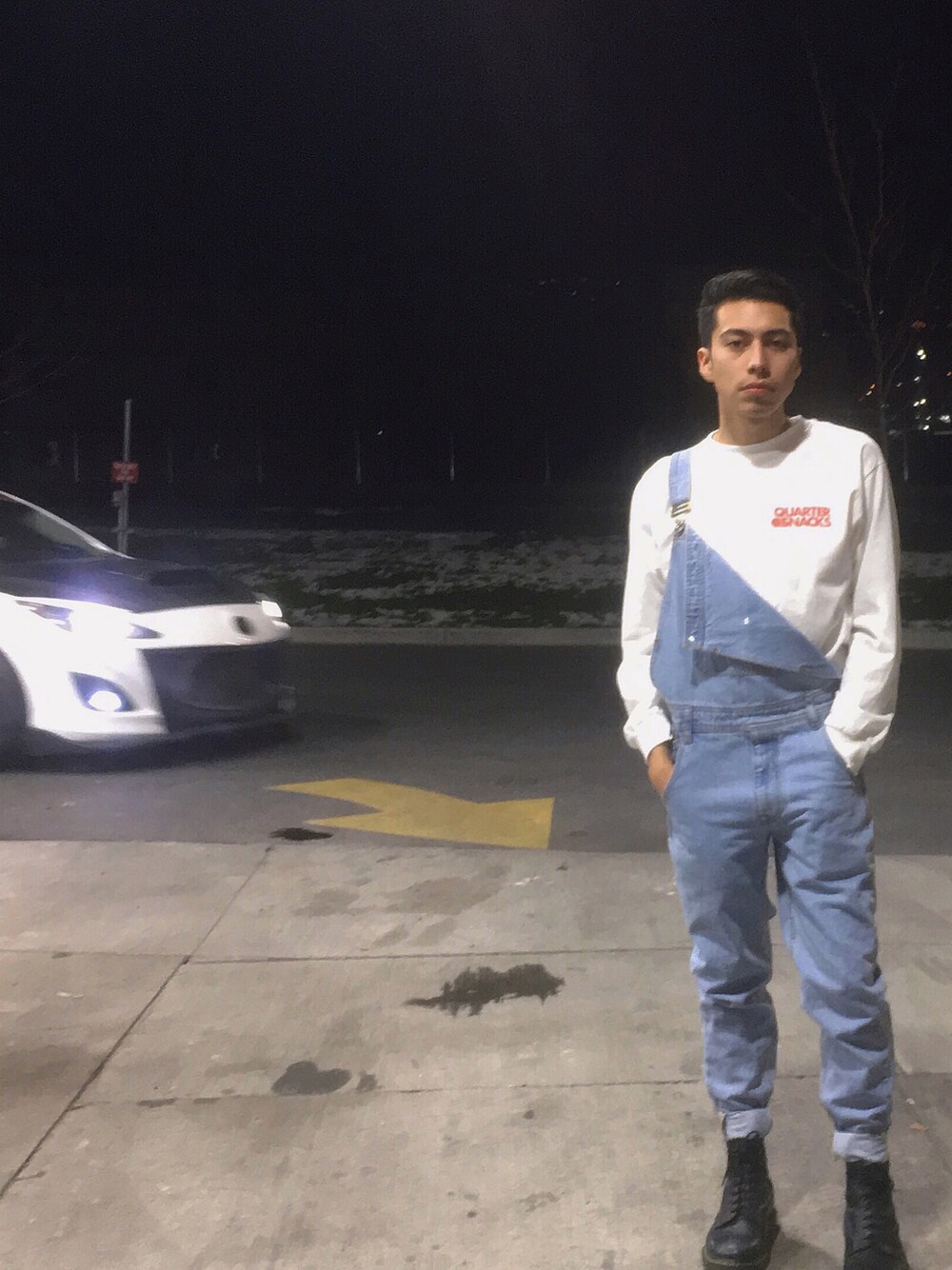 「overall、QUARTERSNACKS、ootd、streetstyle、Dr.Martens」｜「QUARTER SNACKSのアイテム（Tシャツ/カットソー、ホワイト系）」を使った、erickledesmaさん（メンズ・168cm）の冬コーディネートの1枚目の写真