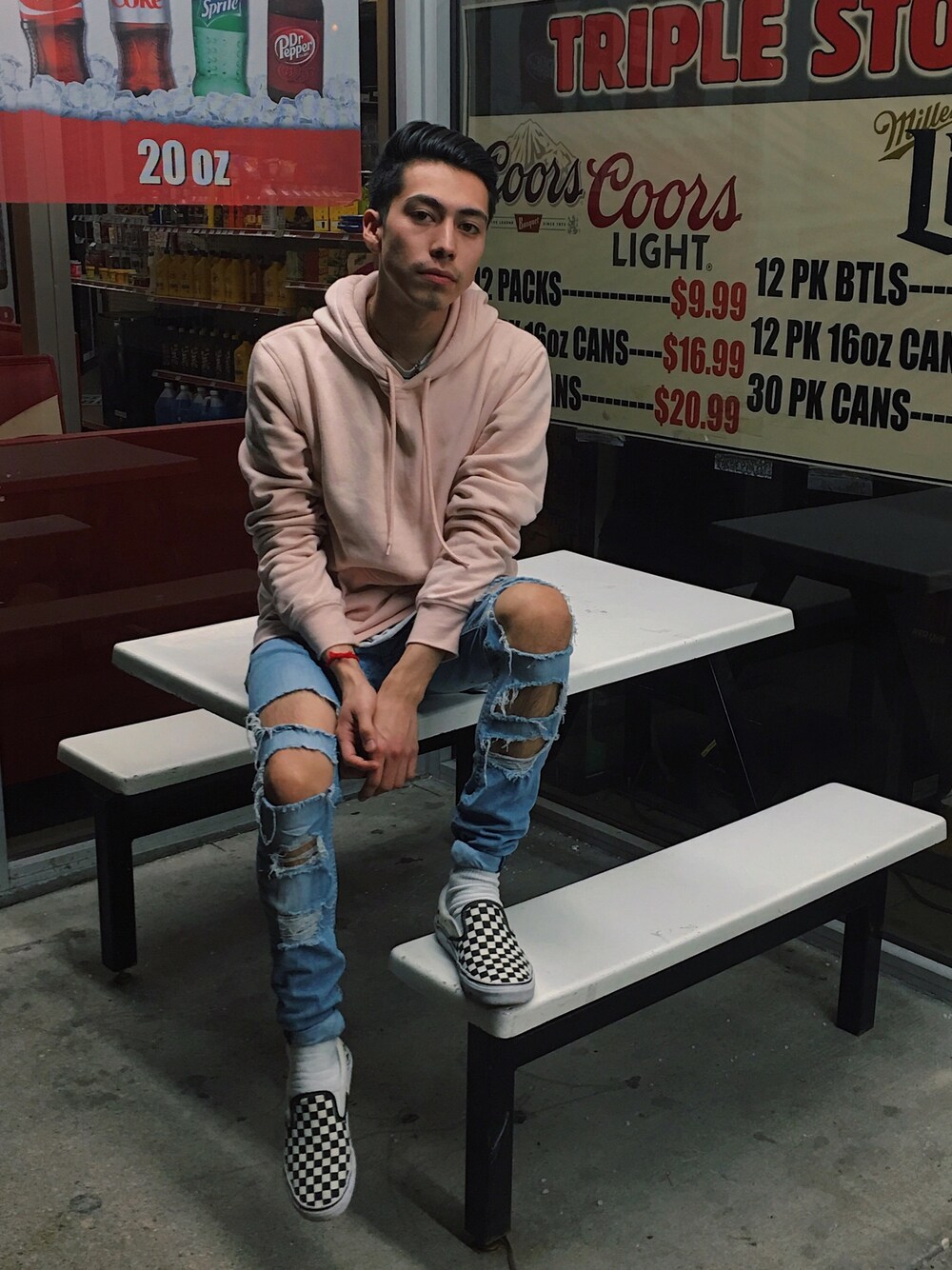 「ootd、streetstyle、grunge、ripped jeans、H&M、checkered、VANS」｜「H&Mのアイテム（パーカー、ピンク系）」を使った、erickledesmaさん（メンズ・168cm）の冬コーディネートの1枚目の写真