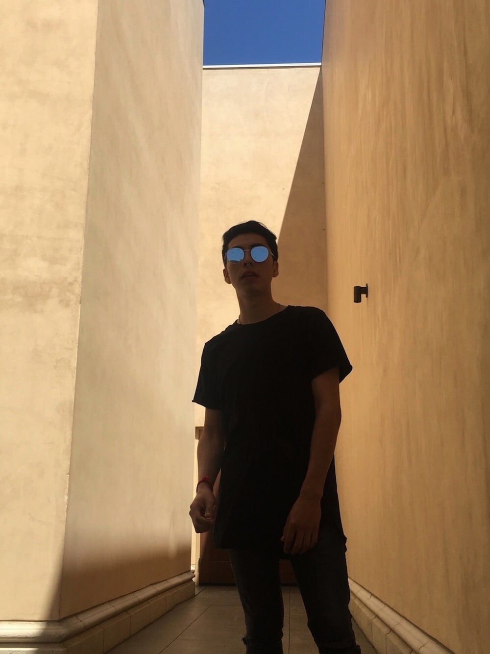 「glasses、reflective、mirror sunglasses、ALL BLACK、H&M、urban outfitters、streetstyle、simple、popofcolor」｜「URBAN OUTFITTERSのアイテム（サングラス、シルバー系）」を使った、erickledesmaさん（メンズ・168cm）の冬コーディネートの1枚目の写真