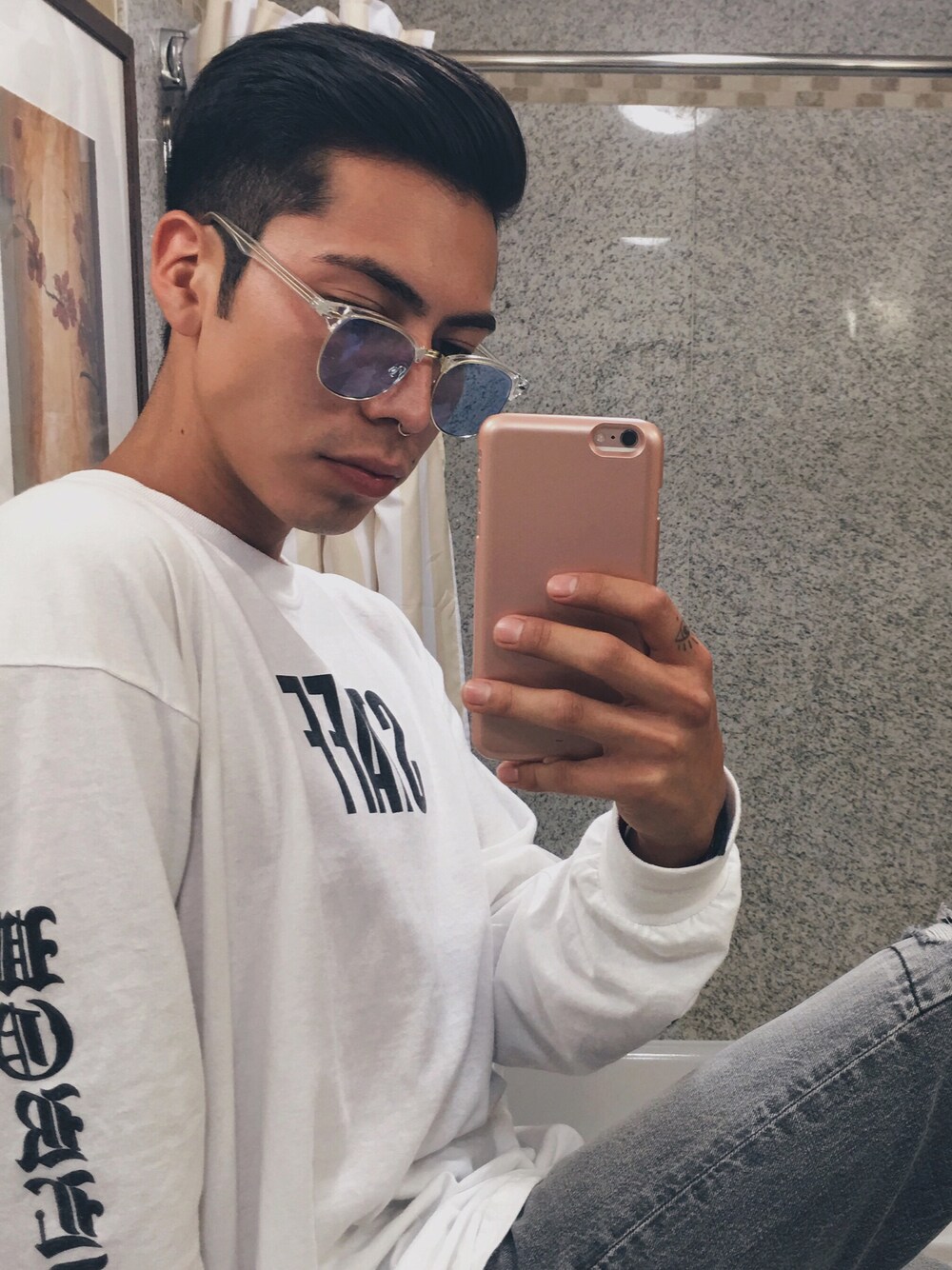 「glasses、purpose tour、justinbieber、urban outfitters、concert、popofcolor、ootd、tumblr」｜「URBAN OUTFITTERSのアイテム（サングラス、ブルー系）」を使った、erickledesmaさん（メンズ・168cm）の冬コーディネートの1枚目の写真