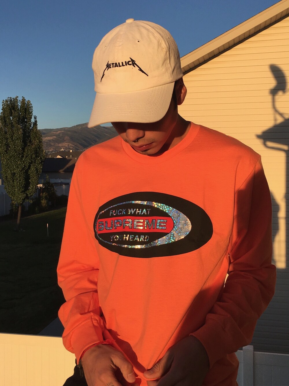 「supreme、METALLICA、urban outfitters」｜「Supreme のアイテム（Tシャツ/カットソー、オレンジ系）」を使った、erickledesmaさん（メンズ・168cm）の冬コーディネートの1枚目の写真
