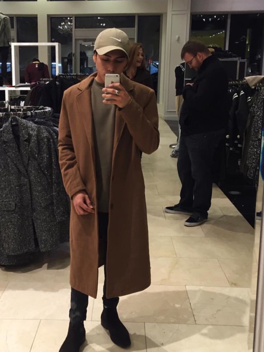 「NYCstyle、long coat、NIKE、ootd、shopping、hat」｜「NIKEのアイテム（キャップ、ベージュ系）」を使った、erickledesmaさん（メンズ・168cm）の冬コーディネートの1枚目の写真