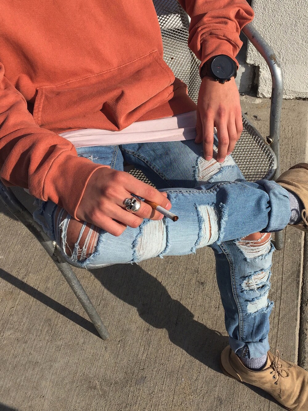 「rippedjeans、American Apparel、H&M、skull、skull ring、layering、ootd」｜「American Apparelのアイテム（スウェット、オレンジ系）」を使った、erickledesmaさん（メンズ・168cm）の冬コーディネートの1枚目の写真