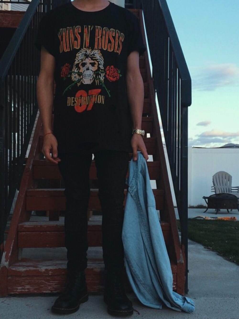 「GUNS N' ROSES、hot topic、Levi's、H&M、Dr.Martens、ootd、band tee、denim」｜「Hot Topicのアイテム（Tシャツ/カットソー、ブラック系）」を使った、erickledesmaさん（メンズ・168cm）の冬コーディネートの1枚目の写真