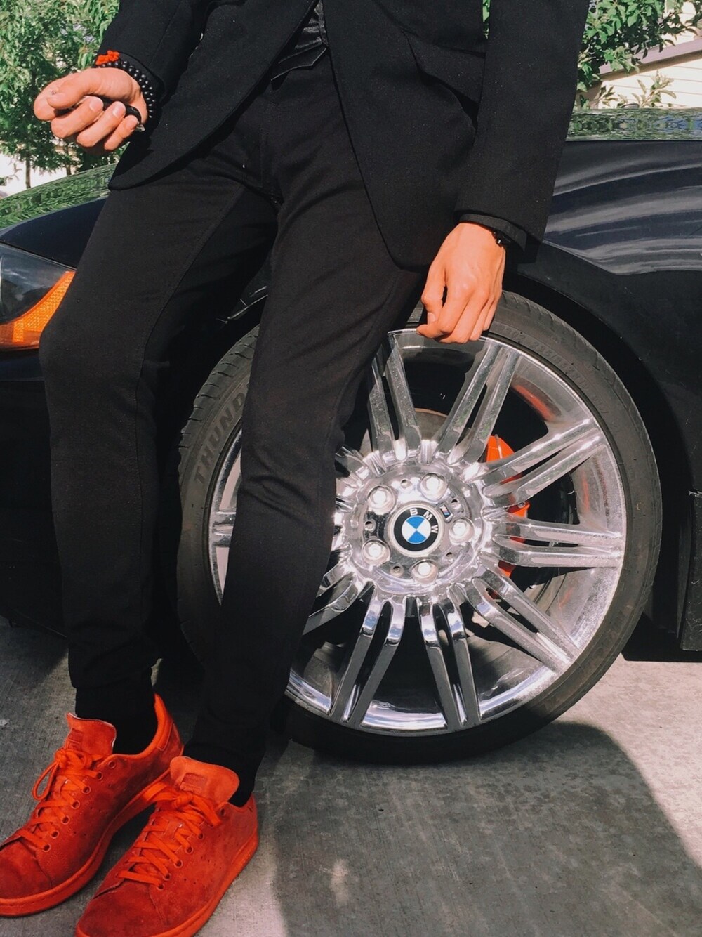 「datenight、date night、Valentine's Day、bmw、Calvin Klein、adidas、popofcolor、luxury、prom、ootd」｜「adidasのアイテム（スニーカー、レッド系）」を使った、erickledesmaさん（メンズ・168cm）の冬コーディネートの1枚目の写真