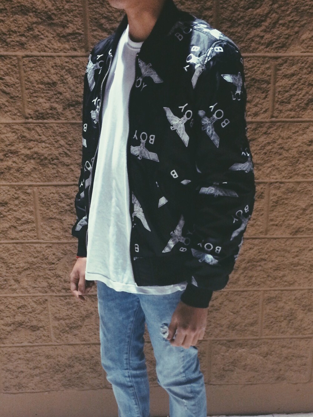 「BOY LONDON、bomberjacket、ootd、denim、simple」｜「BOY LONDONのアイテム（ダウンジャケット/コート、ブラック系）」を使った、erickledesmaさん（メンズ・168cm）の冬コーディネートの1枚目の写真