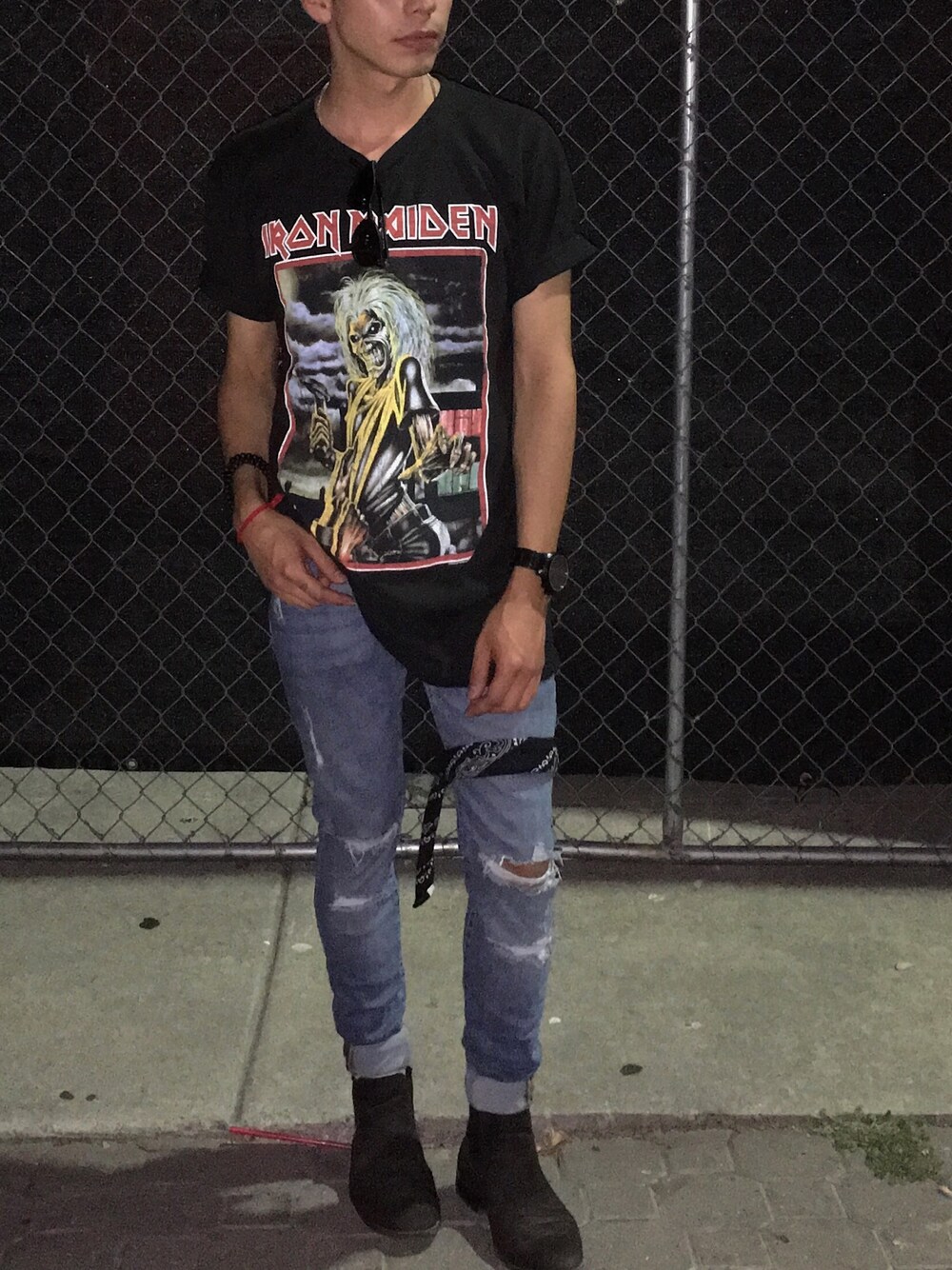 「ootd、concert、band tee、ironmaiden、ripped jeans、summer、bandana、Chelsea boots、H&M、pacsun」｜「PACSUNのアイテム（Tシャツ/カットソー、ブラック系）」を使った、erickledesmaさん（メンズ・168cm）の冬コーディネートの1枚目の写真