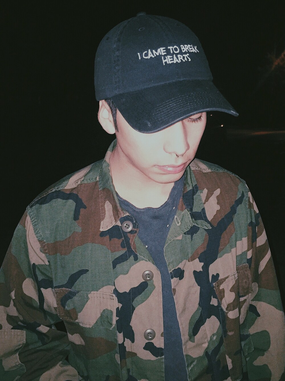 「ootd、nasaseasons、hat、camo、urban outfitters」｜「NASASEASONSのアイテム（キャップ、ブラック系）」を使った、erickledesmaさん（メンズ・168cm）の冬コーディネートの1枚目の写真