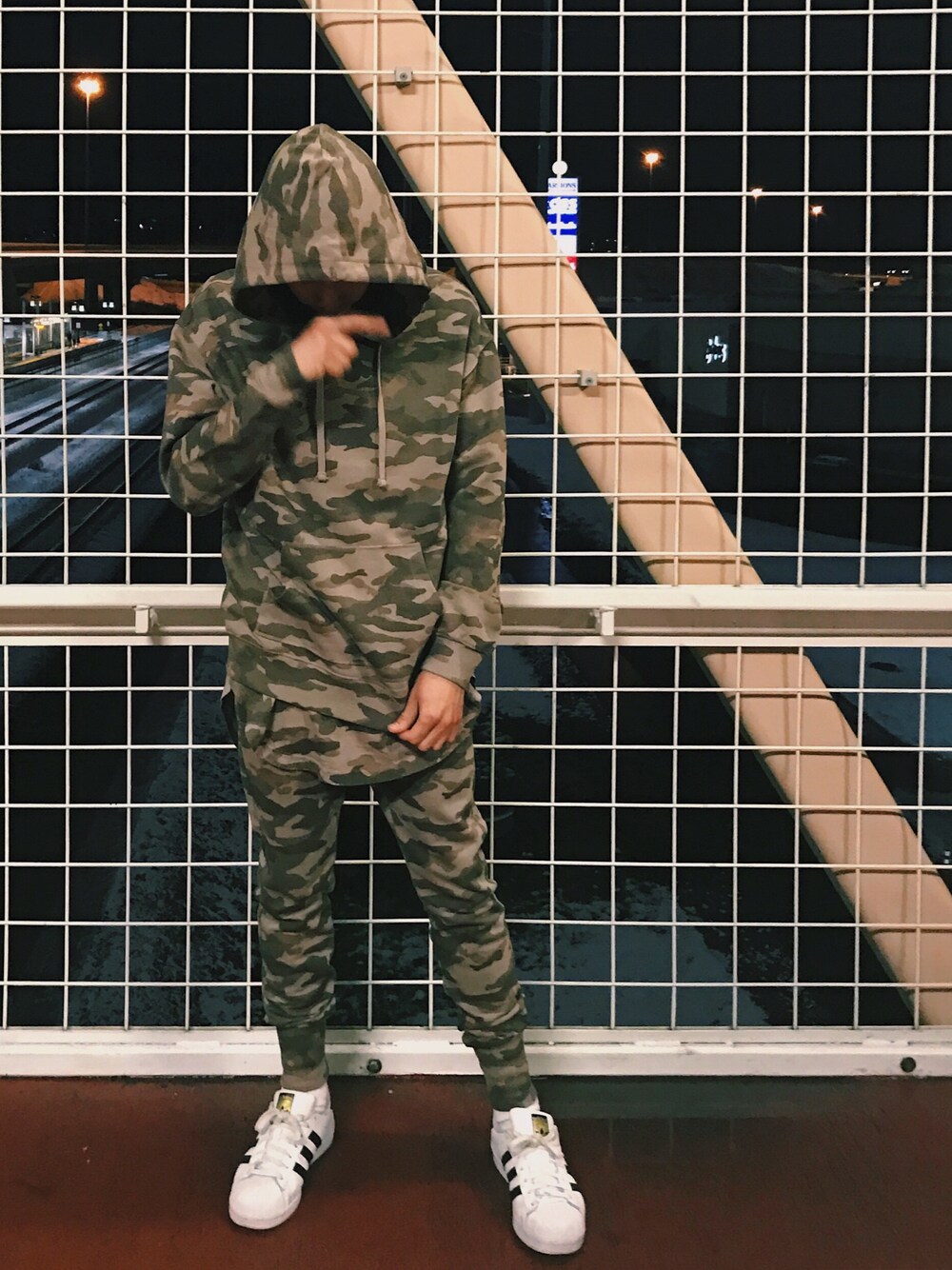 「camo、camoflauge、Matching set、SET、H&M、adidas、adidas originals、ootd」｜「H&Mのアイテム（パーカー、グリーン系）」を使った、erickledesmaさん（メンズ・168cm）の冬コーディネートの1枚目の写真