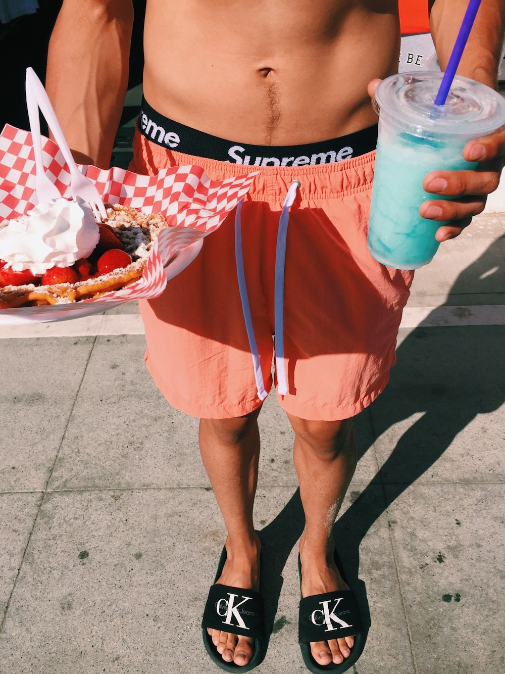 「supreme、VENICE BEACH、Venice, California、Calvin Klein、Calvin Klein Jeans、slides、H&M、beach、ootd」｜「Supreme のアイテム（トランクス、ブラック系）」を使った、erickledesmaさん（メンズ・168cm）の冬コーディネートの1枚目の写真