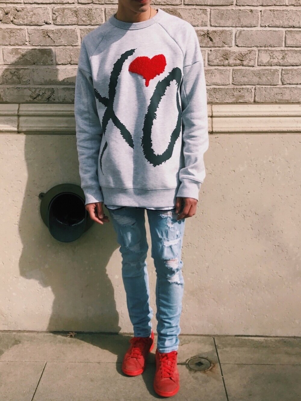 「denim、ripped jeans、the weeknd、H&M、ootd、adidas、adidas originals、The Weeknd x H&M、LAstyle、popofcolor」｜「H&Mのアイテム（スウェット、グレー系）」を使った、erickledesmaさん（メンズ・168cm）の春コーディネートの1枚目の写真