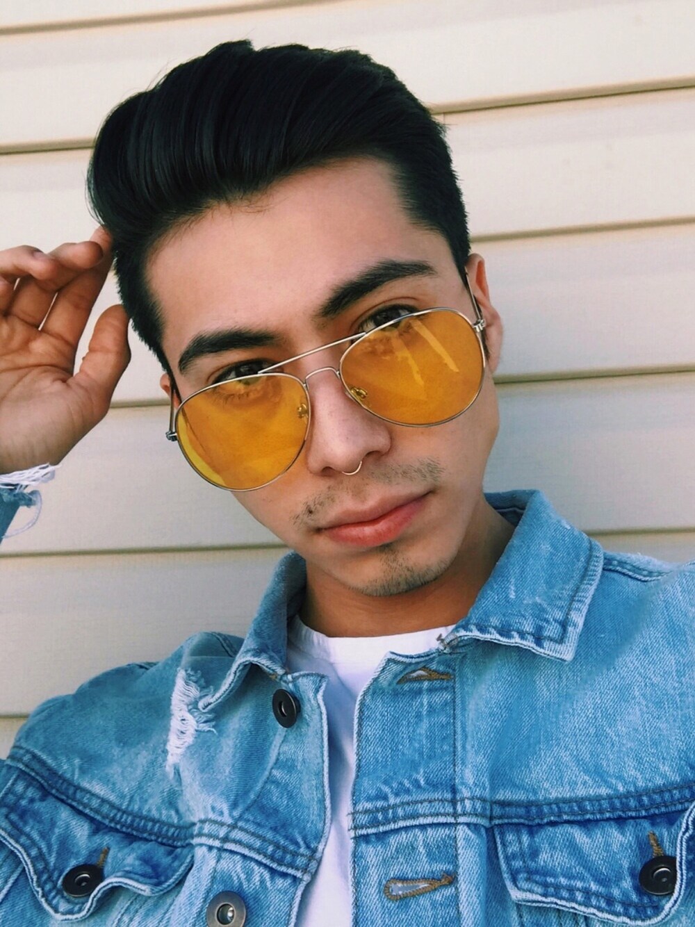 「glasses、denim jacket、denim、ripped denim、popofcolor、Sunglasses、H&M、FOREVER 21」｜「H&Mのアイテム（サングラス、イエロー系）」を使った、erickledesmaさん（メンズ・168cm）の春コーディネートの1枚目の写真