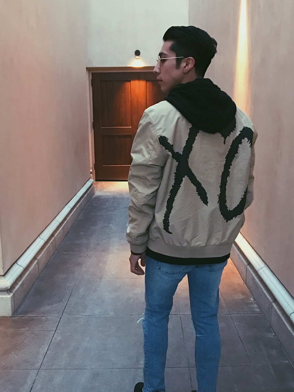 「ootd、bomberjacket、xo、the weeknd、The Weeknd x H&M、H&M、casual、ripped denim」｜「H&Mのアイテム（ノーカラージャケット、ベージュ系）」を使った、erickledesmaさん（メンズ・168cm）の春コーディネートの1枚目の写真