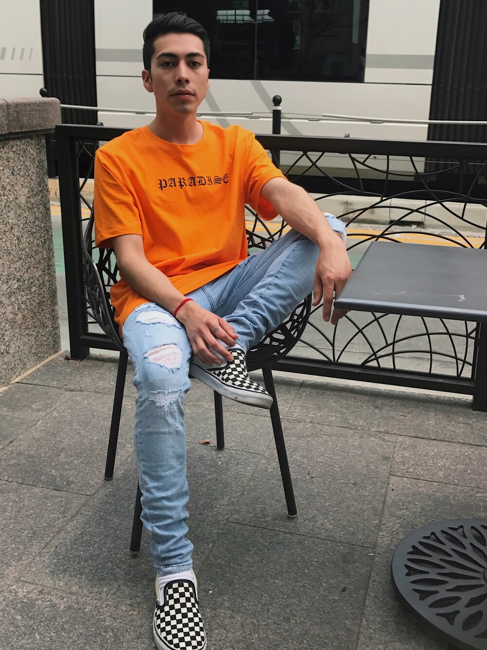 「springstyle、spring、FOREVER 21、H&M、VANS、ootd、Downtown、paradise」｜「FOREVER 21のアイテム（Tシャツ/カットソー、オレンジ系）」を使った、erickledesmaさん（メンズ・168cm）の春コーディネートの1枚目の写真