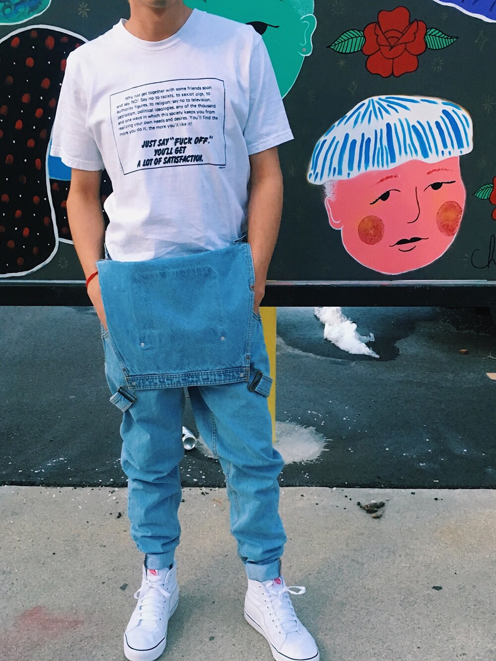「springstyle、spring、supreme、Overalls、urban outfitters、VANS、ootd、spring2017」｜「Supreme のアイテム（Tシャツ/カットソー、ホワイト系）」を使った、erickledesmaさん（メンズ・168cm）の春コーディネートの1枚目の写真