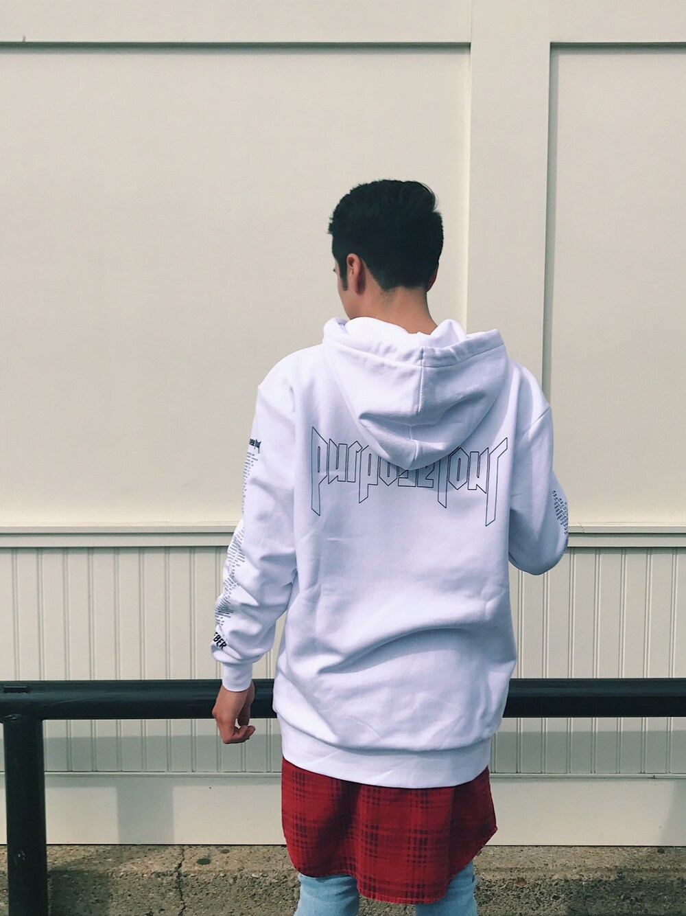 「springstyle、justinbieber、purpose tour、H&M、spring、layering、layers、flannel」｜「H&Mのアイテム（パーカー、ホワイト系）」を使った、erickledesmaさん（メンズ・168cm）の春コーディネートの1枚目の写真