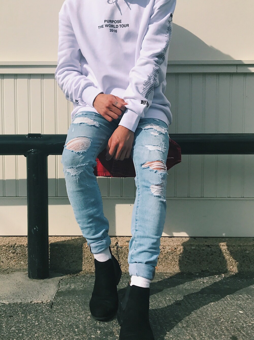 「springstyle、ootd、purpose tour、justinbieber、Chelsea boots、ripped jeans、layering、layers」｜「H&Mのアイテム（パーカー、ホワイト系）」を使った、erickledesmaさん（メンズ・168cm）の春コーディネートの1枚目の写真