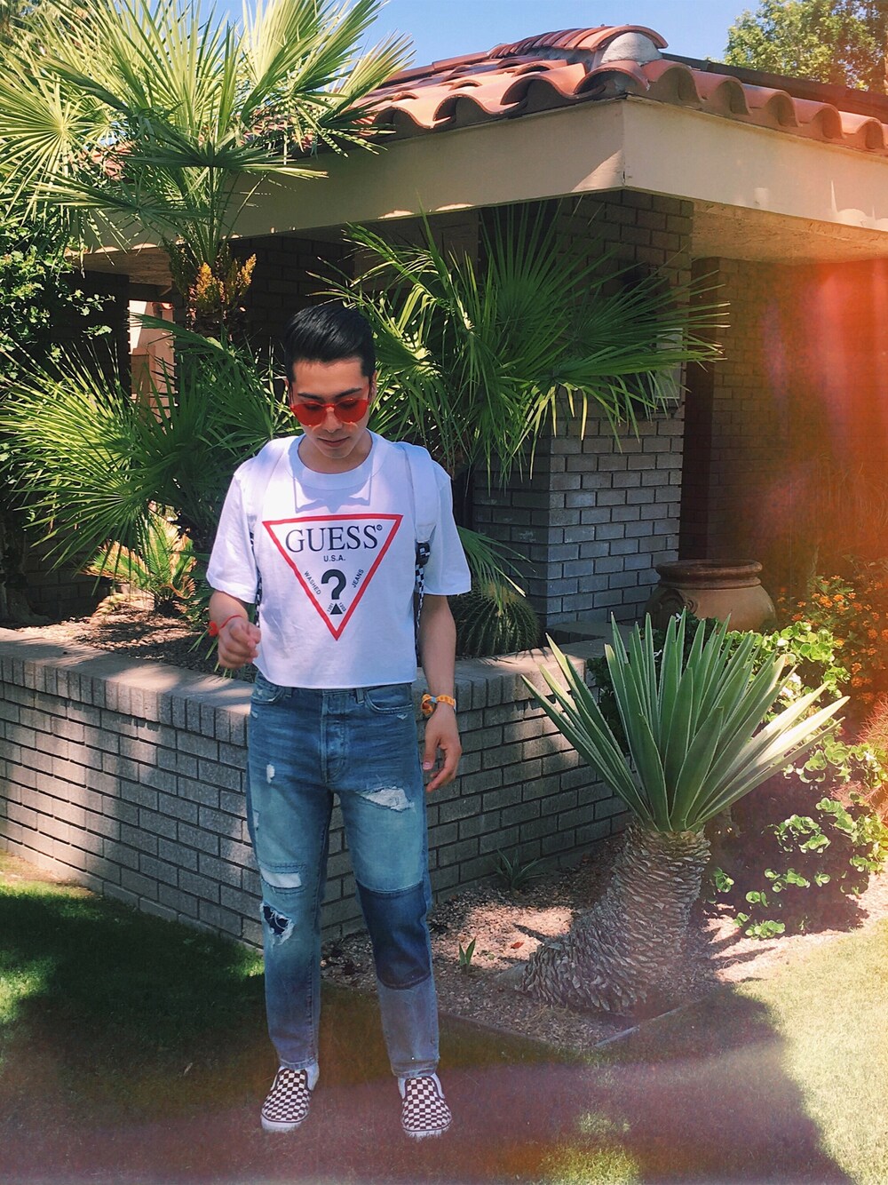 「coachella、day2、ripped jeans、Sunglasses、guess、popofcolor、festival、indio、california、ootd」｜「Guessのアイテム（Tシャツ/カットソー、ホワイト系）」を使った、erickledesmaさん（メンズ・168cm）の春コーディネートの1枚目の写真