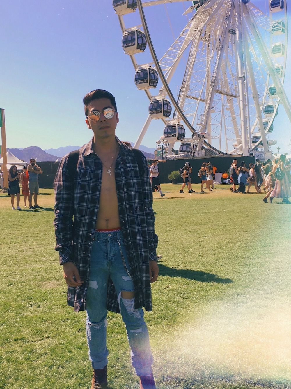 「coachella、festival、ootd、supreme、california、TOPSHOP、TOPMAN」｜「TOPMANのアイテム（シャツ/ブラウス、グレー系）」を使った、erickledesmaさん（メンズ・168cm）の春コーディネートの1枚目の写真