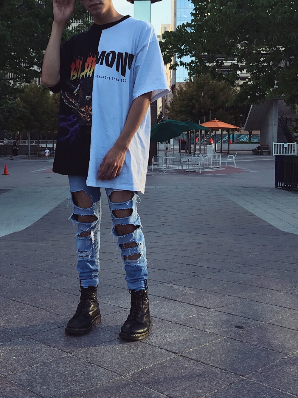 「split shirt、ripped jeans、denim、combat boots、Dr.Martens、FOREVER 21、black and white、H&M、Downtown」｜「H&Mのアイテム（デニムパンツ、ブルー系）」を使った、erickledesmaさん（メンズ・168cm）の夏コーディネートの1枚目の写真