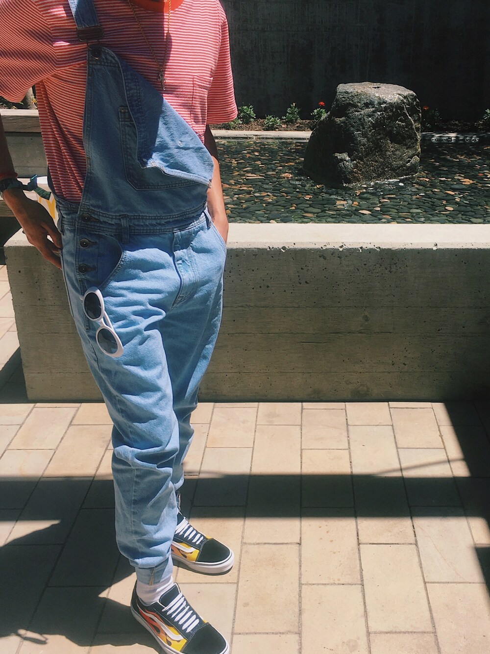 「90’s、stripe、overall、FiRE、VANS、pacsun、summer、ootd、summer style」｜「URBAN OUTFITTERSのアイテム（Tシャツ/カットソー、オレンジ系）」を使った、erickledesmaさん（メンズ・168cm）の夏コーディネートの1枚目の写真