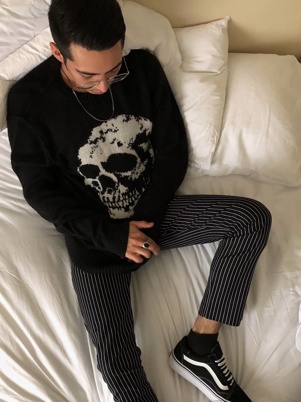 「newyork、NYFW、skull、black、striped pants、VANS、glasses」｜「H&Mのアイテム（ニット/セーター、ブラック系）」を使った、erickledesmaさん（メンズ・168cm）の冬コーディネートの1枚目の写真